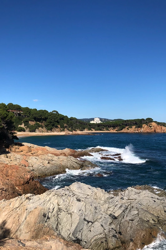 A photo of the beach of Sa Conca on the Costa Brava, seen from the Camí de Ronda coastal path. Copyright © 2024 Dugald Steer.