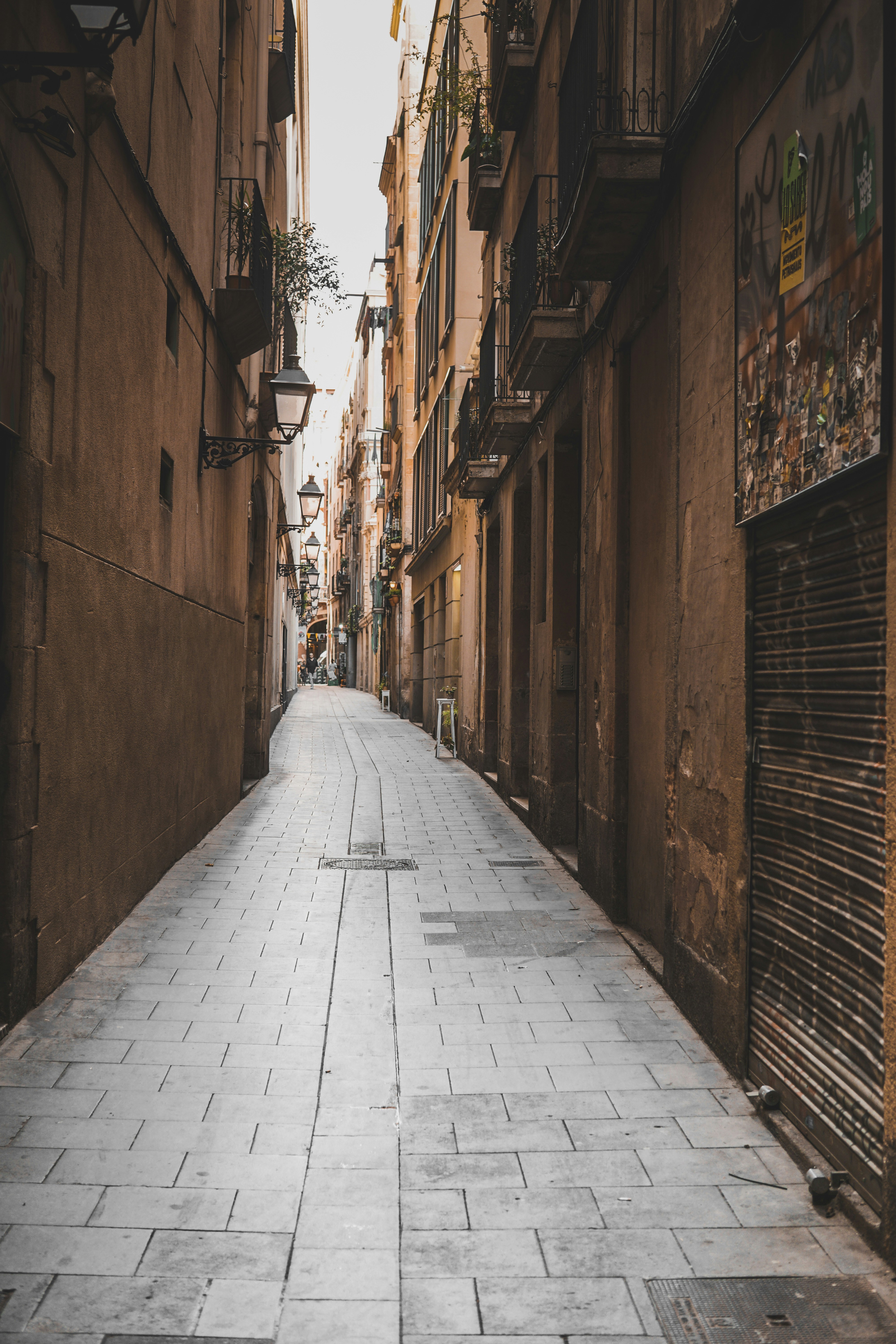 A photo of a narrow street in the old town of Barcelona, courtesy of www.unsplash.com. 